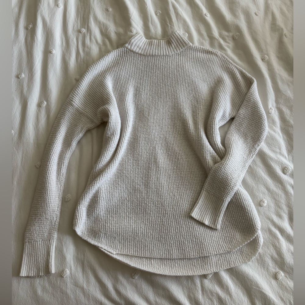 American Eagle Cream Sweater size M